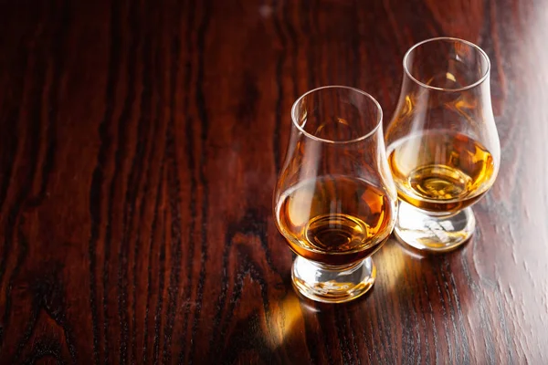 Glas Whiskybrandewijn Donkerbruine Achtergrond — Stockfoto