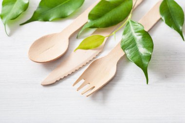 Çevre dostu ahşap çatal bıçak takımı. Plastiksiz kavram