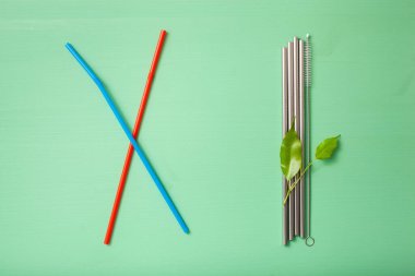 tek kullanımlık plastik ve yeniden kullanılabilir metal çevre dostu içme saman. sıfır atık kavramı