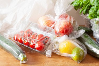 Tek kullanımlık plastik atık sorunu. meyve ve sebzeler plastik torbalarda