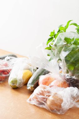 Tek kullanımlık plastik atık sorunu. meyve ve sebzeler plastik torbalarda
