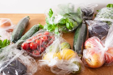Tek kullanımlık plastik atık sorunu. meyve ve sebzeler plastik torbalarda