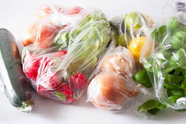 Tek kullanımlık plastik atık sorunu. meyve ve sebzeler plastik torbalarda