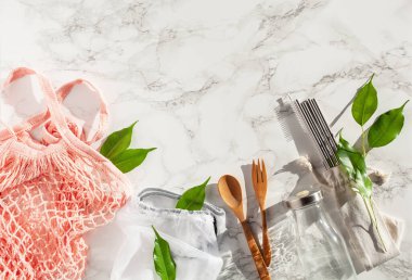 sıfır atık çevre dostu kavram. Yeniden kullanılabilir pamuk torbası, paslanmaz çelik içki masası, cam kavanoz, ahşap çatal bıçak takımı.