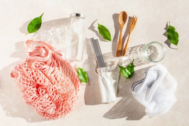 sıfır atık çevre dostu kavram. Yeniden kullanılabilir pamuk torbası, paslanmaz çelik içki masası, cam kavanoz, ahşap çatal bıçak takımı.