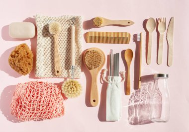 sıfır atık çevre dostu temizlik mutfak banyo konsepti. Tahta fırçalar, saman içmek, pamuk torbaları.