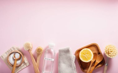 sıfır atık çevre dostu temizlik konsepti. Tahta fırçalar, limon, kabartma tozu, sirke.