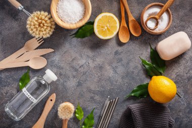 sıfır atık çevre dostu mutfak konsepti. Tahta fırçalar, limon, kabartma tozu, sirke, saman içmek.