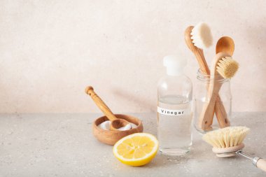 sıfır atık çevre dostu temizlik konsepti. Tahta fırçalar, limon, kabartma tozu, sirke.