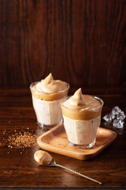 Bardakta dalgona kahvesi. Şekerli ve sıcak suyla çırpılmış modaya uygun kahve