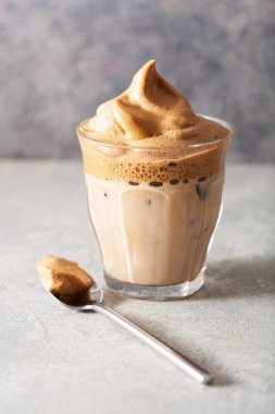 Bardakta dalgona kahvesi. Şekerli ve sıcak suyla çırpılmış modaya uygun kahve