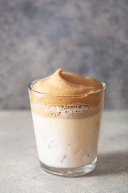 Bardakta dalgona kahvesi. Şekerli ve sıcak suyla çırpılmış modaya uygun kahve