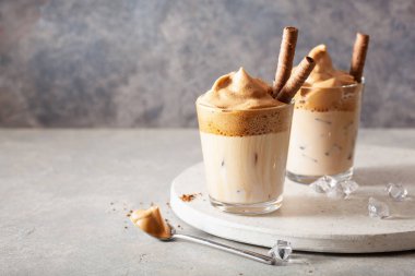 sıfır atık çevre dostu hijyen tuvalet konsepti. ahşap diş fırçası sabun fırçası kozmetik