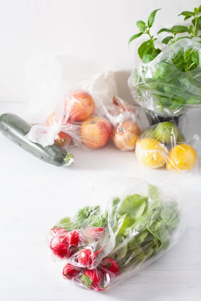 Egyszer Használatos Műanyaghulladék Kibocsátás Gyümölcsök Zöldségek Műanyag Zacskókban — Stock Fotó