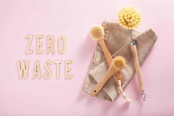 Concept Nettoyage Écologique Zéro Déchet Pinceaux Bois Sur Fond Rose — Photo