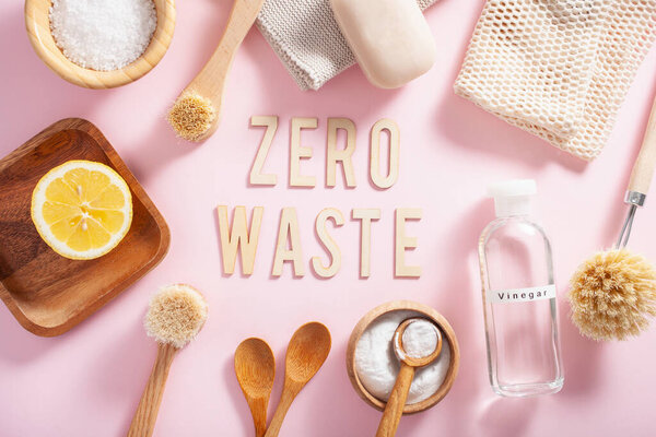 Концепция экологически чистой очистки с нулевыми отходами. деревянные кисти, лимон, пищевая сода, уксус