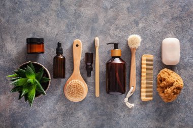 sıfır atık çevre dostu hijyen tuvalet konsepti. Tahta diş fırçası sabunu, doğal sünger.