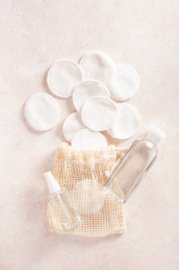 sıfır atık çevre dostu hijyen tuvalet konsepti. Torbada tekrar kullanılabilir pamuk pedleri, makyaj temizleme