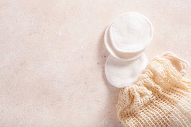 sıfır atık çevre dostu hijyen tuvalet konsepti. Torbada tekrar kullanılabilir pamuk pedleri, makyaj temizleme