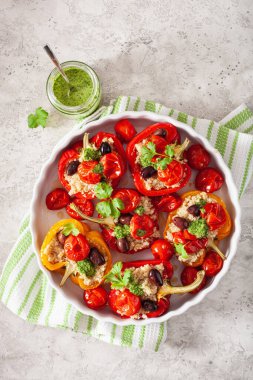 Doldurulmuş dolma biber, kinoalı domates zeytin ve bitki soslu chimichurri.