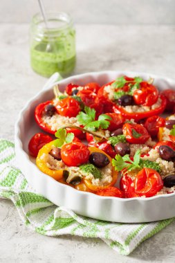 Doldurulmuş dolma biber, kinoalı domates zeytin ve bitki soslu chimichurri.