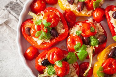 Doldurulmuş dolma biber, kinoalı domates zeytin ve bitki soslu chimichurri.