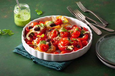 Doldurulmuş dolma biber, kinoalı domates zeytin ve bitki soslu chimichurri.