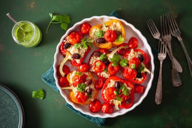 Doldurulmuş dolma biber, kinoalı domates zeytin ve bitki soslu chimichurri.