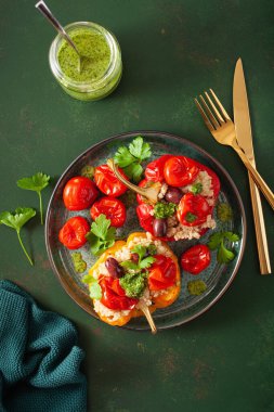 Doldurulmuş dolma biber, kinoalı domates zeytin ve bitki soslu chimichurri.