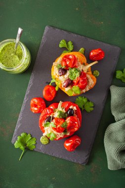 Doldurulmuş dolma biber, kinoalı domates zeytin ve bitki soslu chimichurri.