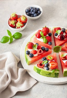 Yoğurt ve böğürtlenli karpuz pizza dilimleri, yaz tatlısı.