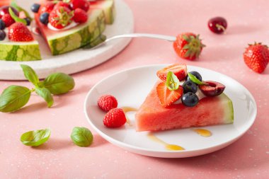 Yoğurt ve böğürtlenli karpuz pizza dilimleri, yaz tatlısı.