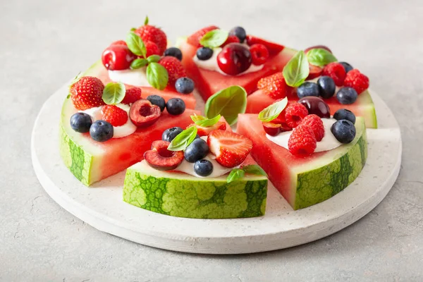 Wassermelonen Pizzascheiben Mit Joghurt Und Beeren Sommer Dessert — Stockfoto