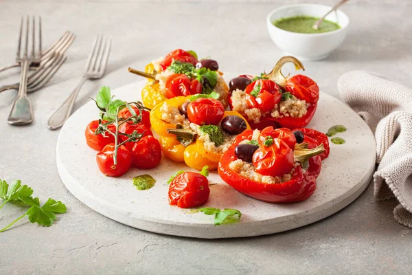 Poivrons Farcis Aux Tomates Quinoa Olives Sauce Aux Herbes Chimichurri — Photo