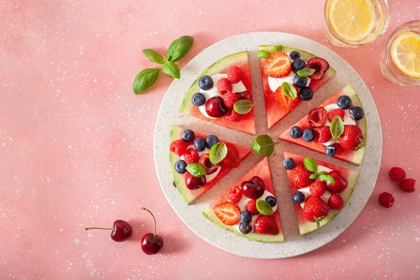 Vattenmelon Pizza Skivor Med Yoghurt Och Bär Sommar Dessert — Stockfoto