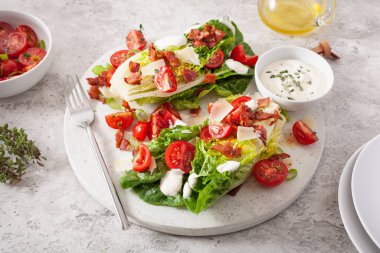 Domuz pastırmalı, parmesanlı romaine marulu ve sos. Sağlıklı Keto Paleo Diyet Yemeği