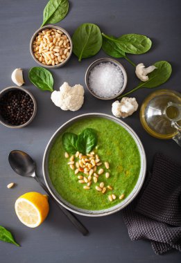 gri zemin üzerine yeşil krem karnabahar ıspanak çorbası