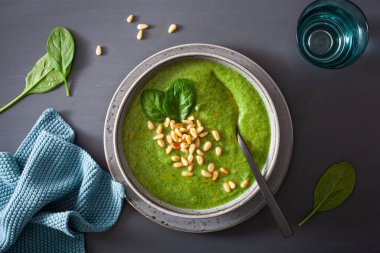 gri zemin üzerine yeşil krem karnabahar ıspanak çorbası