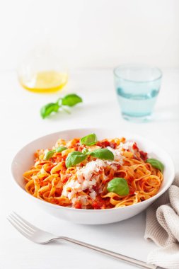 tagliatelle makarna domates ile parmesan fesleğen sosu