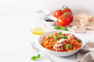 tagliatelle makarna domates ile parmesan fesleğen sosu