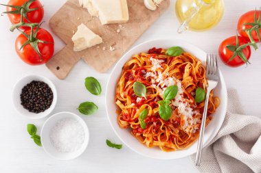 tagliatelle makarna domates ile parmesan fesleğen sosu