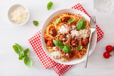 köfte ve domates sosu, İtalyan makarna spagetti