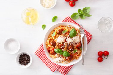 köfte ve domates sosu, İtalyan makarna spagetti