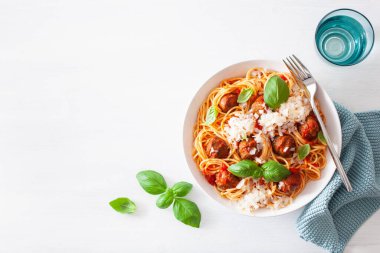 köfte ve domates sosu, İtalyan makarna spagetti