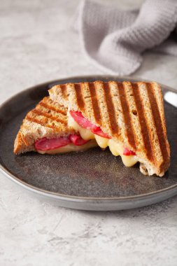 Izgara salamlı ve peynirli sandviç.