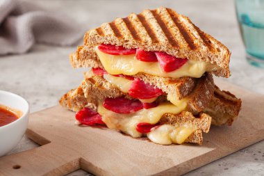 Izgara salamlı ve peynirli sandviç.