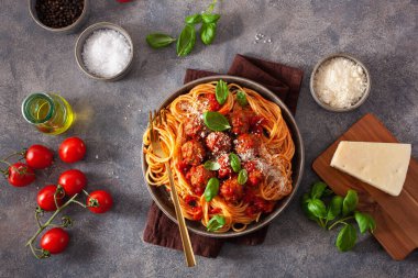 köfte ve domates sosu, İtalyan makarna spagetti