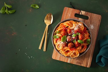 köfte ve domates sosu, İtalyan makarna spagetti