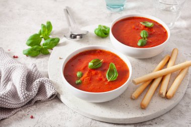 Yeşil arka planda domates ve dolmalık vejetaryen çorbası.