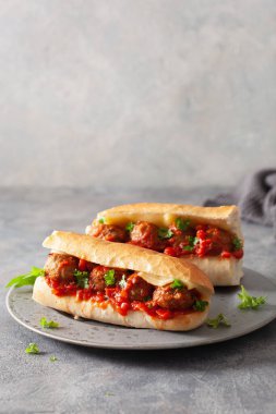 Peynirli ve domates soslu köfteli sandviç. Amerikan italyan fast food